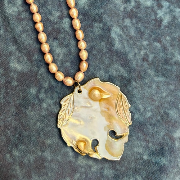 Pendant on likely pink pearl necklace - Picture 1 of 3